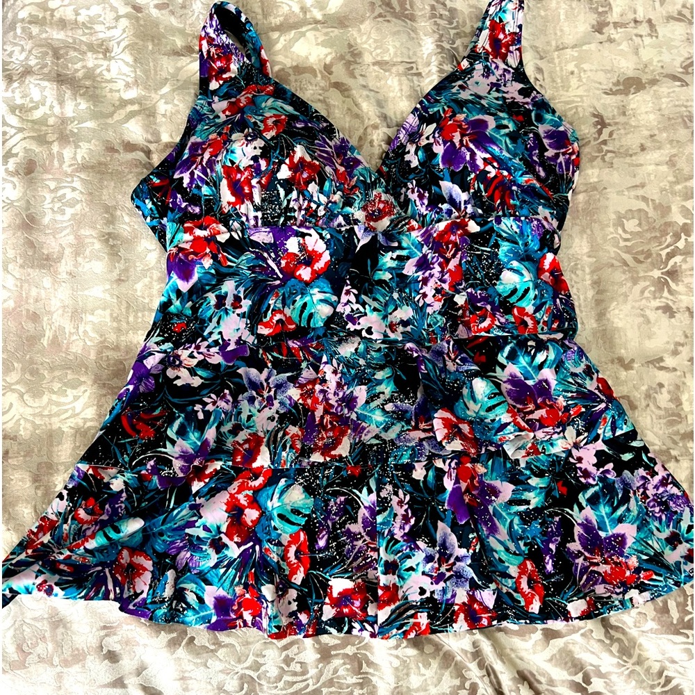 Avenue Swim suit tankini top. 20w multi colors.